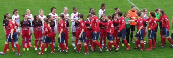joueuses-dArras-contre-joueuses-de-lOlympique-Lyonnais-en-demi-finale-de-la-Coupe-de-France-de-football-feminin-2011-2012-heteroclite-lyon